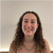 Profesora de teatro extraescolar, con experiencia previa. Estudiante del Institut del Teatre.